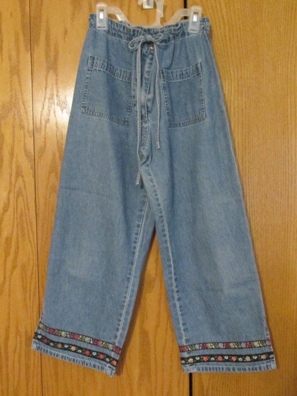 AGAPO WOMEN'S SIZE S CAPRIS JEANS MED BLUE DENIM CROPPED PANTS HIPPIE TRIM DRAWS